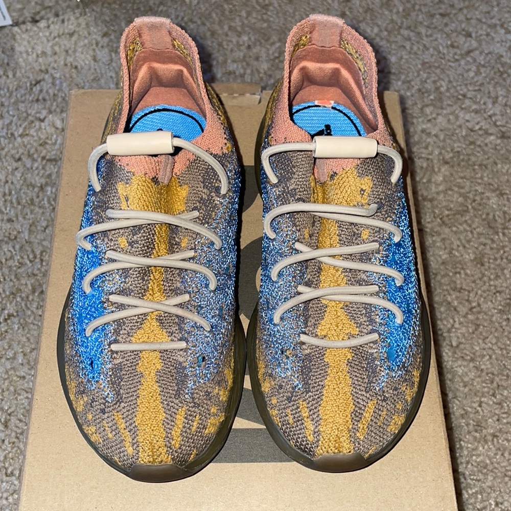 Yeezy blue oat kids size 10K kept in great condition.